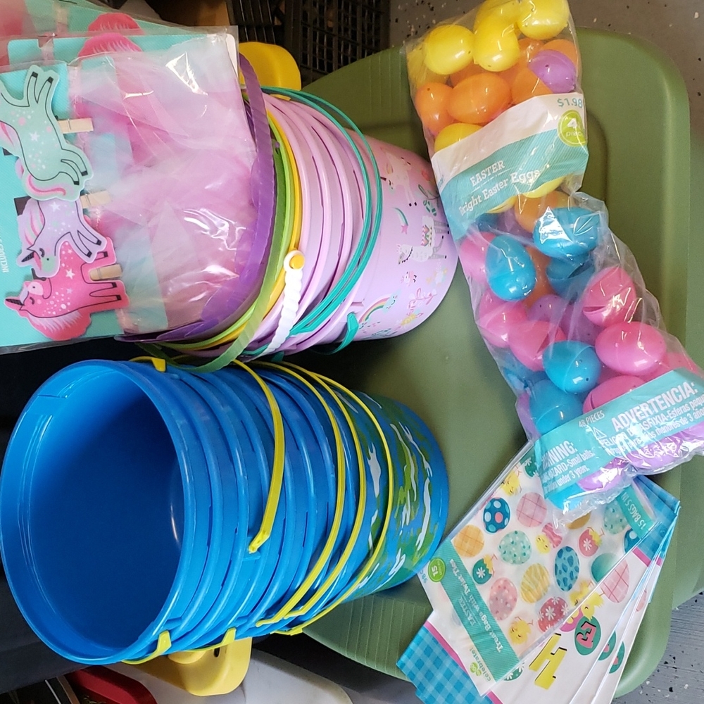 Set of 16  plastic easter baskets bundle